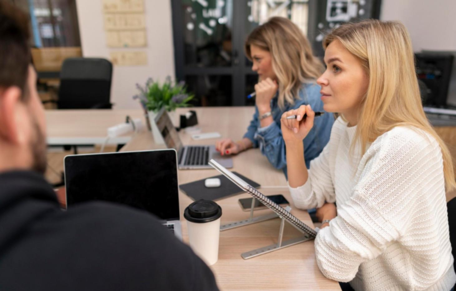 Consulente finanziario durante una sessione di pianificazione strategica con documentazione dettagliata