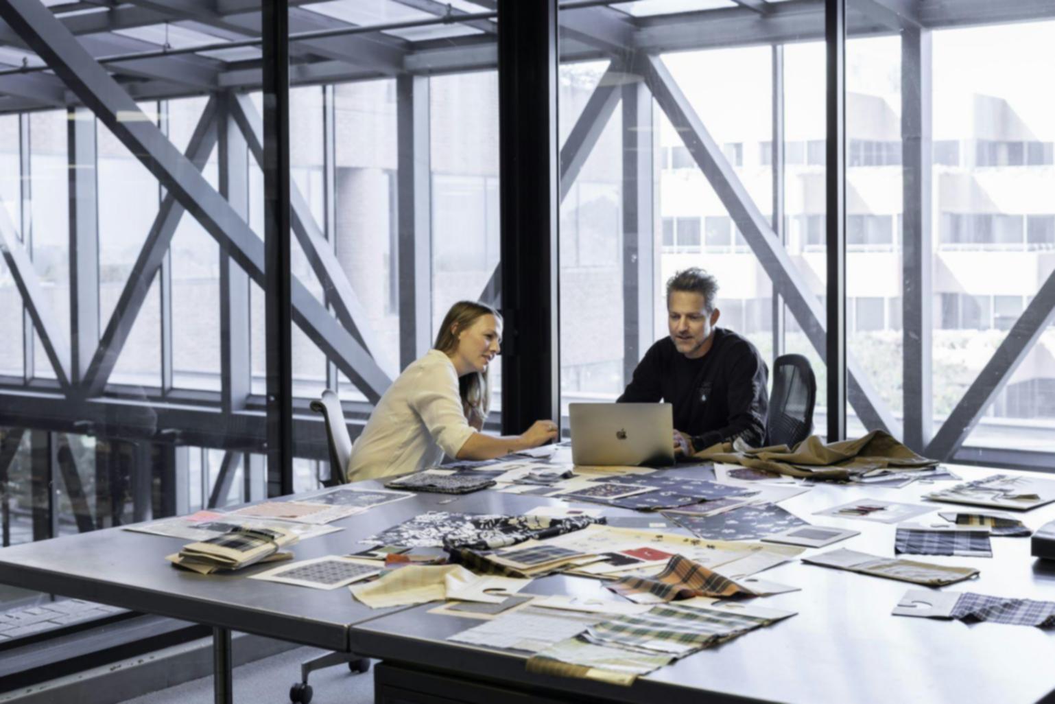 Ambiente di lavoro professionale con documenti finanziari e strumenti di analisi per la gestione patrimoniale