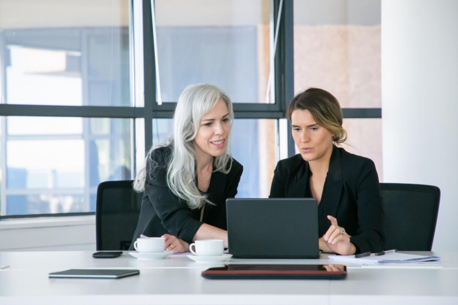 Dashboard di analisi finanziaria con grafici che mostrano crescita degli investimenti nel tempo