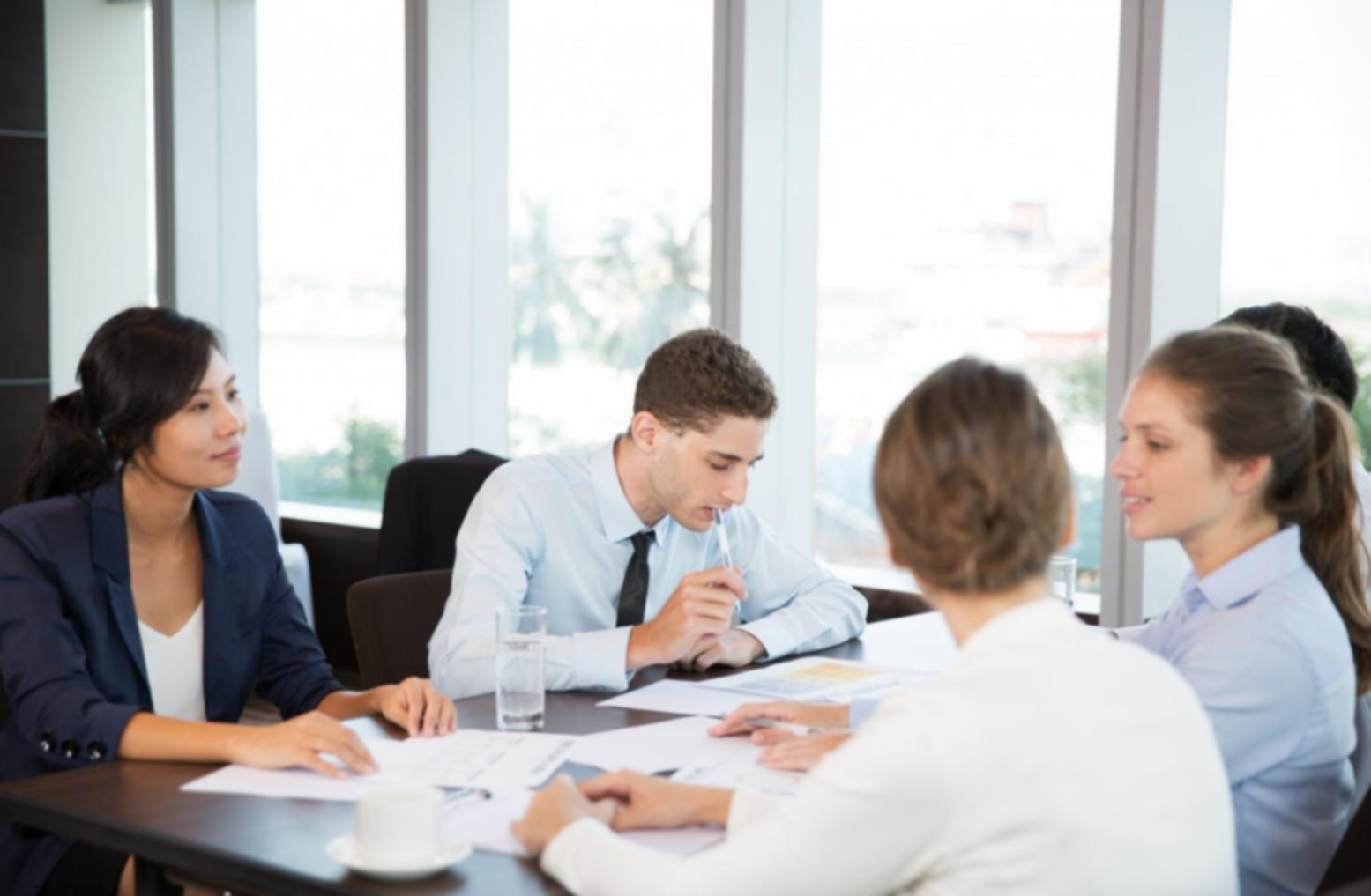 Consulente finanziario che lavora con documenti e grafici per la pianificazione degli obiettivi