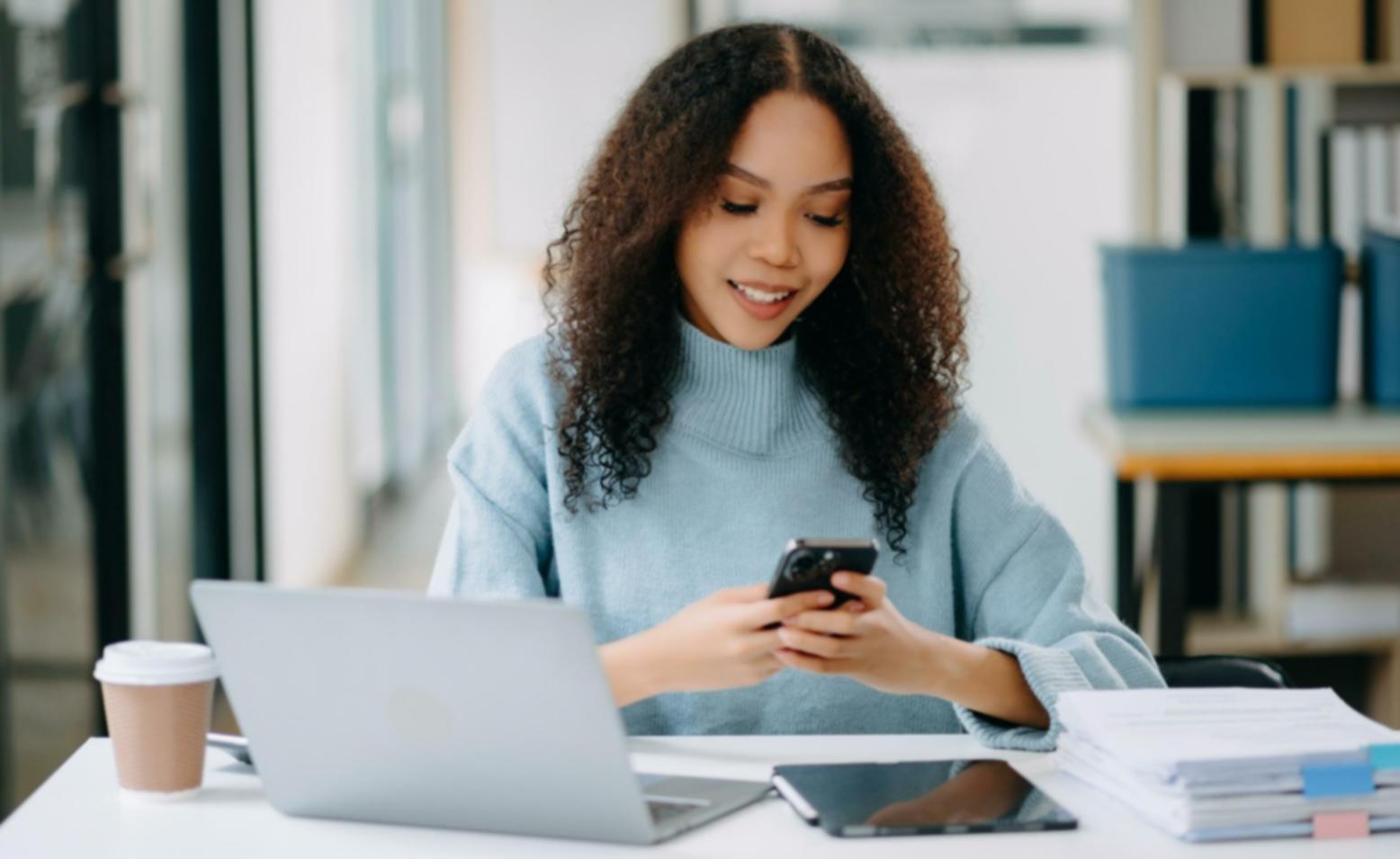 Incontro di consulenza finanziaria con documenti e computer per la pianificazione personalizzata